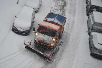 Schnee, Unfälle und Staunen in der Notaufnahme: Sturmtief „Elli“ und die Lage in Mittelsachsen - Schneesturm „Elli“ bringt auch in Rochlitz viel Schnee, der Winterdienst (hier der städtische Bauhof) hat alle Hände voll zu tun.