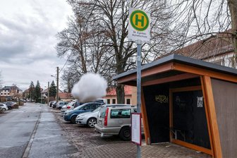 Schneeballschlacht eskaliert in St. Egidien: Sechstklässler fliegt von der Achatschule - Eine Schneeballschlacht an der Bushaltestelle der Achatschule ist aus dem Ruder gelaufen. Wenig später kam es zu einer Drohung und der Suspendierung eines Schülers.