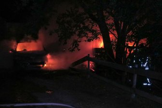 Schneeberg: Autobrand greift auf Schuppen über -