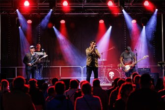Schneeberg: Dieser Petry rockt 2024 den Filzteich - Achim Petry, hier zu Gast auf dem Annaberger Markt, gastiert beim Filzteichfest der Schneeberger Stadtwerke.