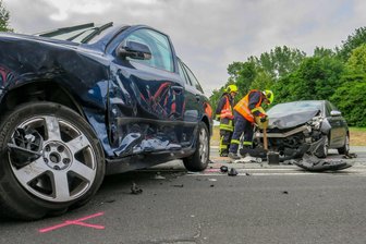 Schneeberg: Drei Schwerverletzte nach Unfall auf Kreuzung - Drei Personen wurden bei dem Unfall bei Schneeberg verletzt.