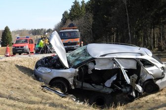 Schneeberg: Drei Verletzte bei Unfall auf der B 169 - Bei einem Verkehrsunfall auf der B 169 zwischen Schneeberg und Hundshübel sind am Montag drei Menschen verletzt worden.