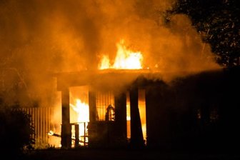 Schneeberg: Gartenlaube wird Raub der Flammen -