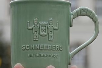 Schneeberg hat erste eigene Glühweintasse - Die Bergstadt Schneeberg hat erstmals eine eigene Glühweintasse in Deutschland fertigen lassen.