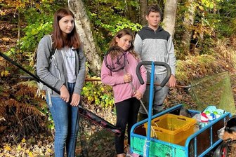 Schneeberg: Kinder retten Bachforellen vor sicherem Tod - Noah Torresi, seine Schwester Emilia (Mitte) und Freundin Liliana Biegerl-Lewis haben am Floßgraben rund 70 Bachforellen vor dem sicheren Tod bewahrt. 