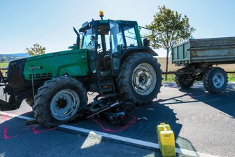 Schneeberg: Mopedfahrer kollidiert mit Traktor -