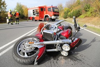 Schneeberg: Motorrad und Volkswagen krachen zusammen -