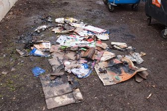 Schneeberg: Papiercontainer in Flammen -