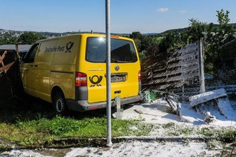Schneeberg: Postauto macht sich selbstständig und löst Brand aus - Der führerlose VW rollte die Eibenstocker Straße hinunter und rammte einen Stromkasten, der Feuer fing.
