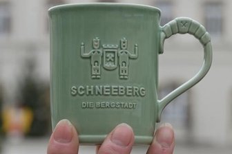 Schneeberg präsentiert Glühweintasse mit neuem Logo - Die Bergstadt Schneeberg hat erstmals eine eigene Glühweintasse in Deutschland fertigen lassen.