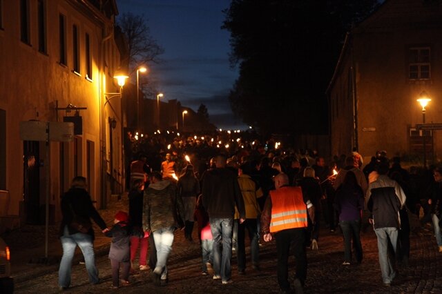 Rund 1000 Menschen sind am Samstagabend durch Schneeberg marschiert. Sie protestierten gegen die Unterbringung von Asylbewerbern in der früheren Jägerkaserne.
