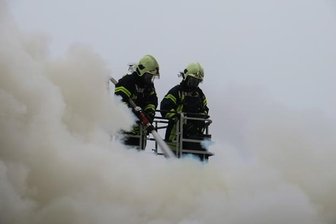 Schneeberg: Scheune mit Heuballen geht in Flammen auf -