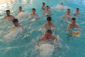 Schneeberg schnappt sich ersten Punkt - Anders als noch im Trainingslager auf dem Rabenberg sind die Fußballer des FC Concordia Schneeberg um Trainer Felix Pahlisch (vorn) beim Start in die neue Landesklasse-Saison nicht baden gegangen. Im Vogtland erkämpften sie beim torlosen Remis den ersten Zähler.