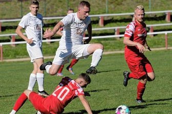 Schneeberg will seinen Derbysieg vergolden - Reaktionsschnell wie in dieser Szene FCL-Spieler Marco Wölfel gegen Wilsdruff wollen sich die Lößnitzer Kicker am Sonnabend zuhause auch gegen Glauchau präsentieren. 