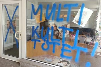 Schneeberger Asylhilfe-Einrichtung beschmiert - Unbekannte haben die Fensterfront der Schneeberger Brücke beschmiert.