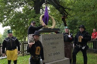 Schneeberger Bergbrüderschaft saniert historisches Denkmal - Am Knappschaftsdenkmal St. Anna in Schneeberg ist mit einem Kran die Amphore wieder aufgebracht worden. Die Bergbrüderschaft Schneeberger Bergparade pflegt das Objekt. Im Bild (v. l.): Jost Schnorr, Sven Seidler, Ulrich Höhl, Michael Wittstock und Jörg Hieke. 