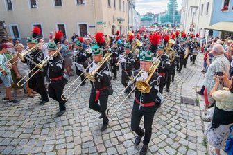 Drei Bergkapellen gaben den Bergleuten von 26 Vereinen beim Bergaufzug den Takt vor.
