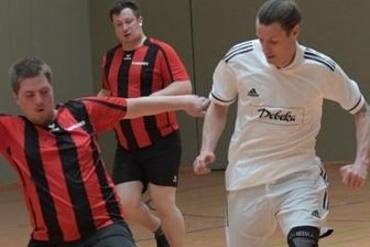 Schneeberger entführen den Pokal - Lukas Ehmig (l.) und seine "Ramazottis" fügten dem überlegenen Turniersieger um Alexander Lammel die einzige Niederlage zu.