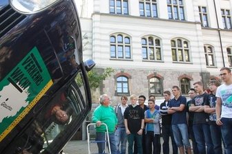 Schneeberger Fahranfänger proben für den Ernstfall - Am Überschlagsimulator testeten die Schneeberger Schüler, wie man aus einem Unfallauto an besten wieder herauskommt.