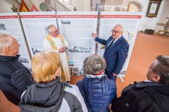 Schneeberger gedenken Zerstörung des Bergmannsdoms - Steffen Ludwig, Bürgermeister von Reinsdorf (an der Tafel r.), erklärt Andachtsbesuchern und Pfarrer Frank Meinel historische Fakten.