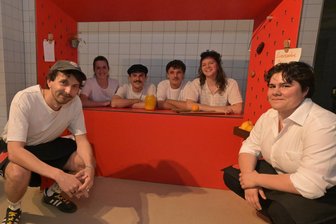 Schneeberger Kunststudenten nutzen Großküche in altem Bergarbeiter-Krankenhaus für Projekt - Ludwig Schlegel, Anna Möckel, Jonas Fischer, Nick Bechinger, Hannah Bayer und Charlott Quasdorf (von links) waren im Küchen-Projekt beteiligt.