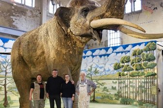 Schneeberger malt Urzeitpanorama - Elefantenstarkes Team: In der Pfännerhall Braunsbedra hat Günter Eckardt (r.) mit Dominique Görlitz (l.), Harald Lanta und Heike Vogel den Hintergrund für die Präsentation des Urelefanten geschaffen.