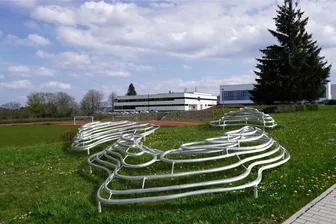 Schneeberger Polizeischüler bekommen Kunst zum Schwitzen: Hier sind Liegestütze ausdrücklich erlaubt - Die Visualisierung des Kunstwerkes „Sit-In! Skulptur als besitzbare Landschaft“ auf dem Gelände der Polizeifachschule Schneeberg.