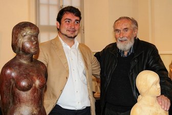 Schneeberger Schau bewahrt Werke Gotthard Richters vor dem Vergessen - Johannes Düring (links) und Gotthard Richter zwischen zwei Skulpturen Richters, die derzeit im Schneeberger Museum zu sehen sind. 