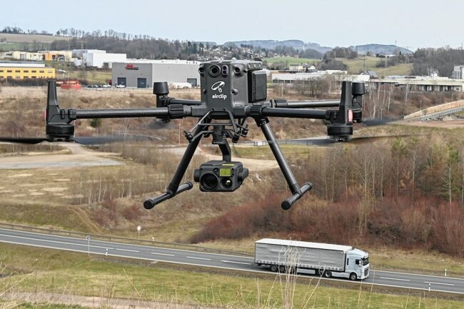 Schneeberger Sicherheitsfirma will in die Luft gehen - Eine Drohne schwebt in der Luft. So wie in diesem Bild will die Sicherheitsfirma Secoserv künftig Drohnen zur Überwachung einsetzen.