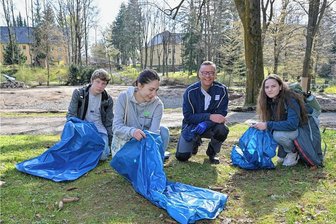 Schneeberger Stadtpark wird aufgehübscht - Beim Aufräumen haben Vinze Pohlmann, Cora Rockstroh und Miranda Lein (v. l.) mit Bürgermeister Ingo Seifert angepackt.