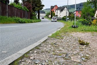 Schneeberger Straße in Zschorlau bekommt Fußweg - An der Schneeberger Straße in Zschorlau gibt es noch keinen Fußweg. Das soll sich jetzt ändern. 