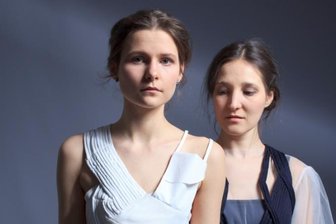 Schneeberger tüfteln an der Mode der Zukunft - Innerhalb eines Upcycling-Projektes sind diese beiden hier gezeigten Modelle von Laura Petter und Adriana Riedel entstanden.