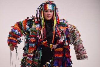Schneeberger tüfteln an Mode der Zukunft - Wie Upcycling geht, zeigen Ridhima Wadhwa und Sarah Zöffel bei diesem Modell, für das sie Stoffreste verarbeiteten. 
