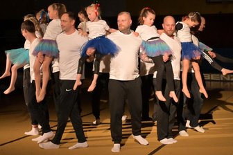 Schneeberger Turnerinnen versprühen zum Jahresausklang Zirkusflair - Beim Papa-Tochter-Auftritt wagten sich auch die Väter in die Manege.
