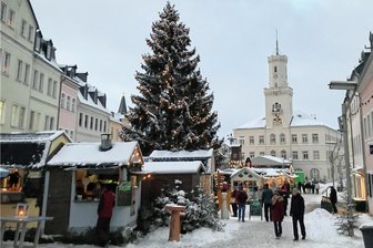 Schneeberger Weihnachtsmarkt: Händler von großem Zuspruch überrascht - In diesem Jahr konnten sich die Schneeberger über einen weißen Weihnachtsmarkt freuen. Der Zuspruch der Besucher war auch an den Werktagen gut.