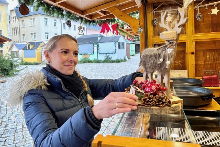 Schneeberger Weihnachtsmarkt startet nach zwei Jahren Pause durch - Saskia Schanze hilft beim Aufbau der Stände von Florian Schanze. Er bietet unter anderem Langos, Knobi-Brot und Getränke an. 