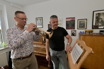 Schneebergs Bürgermeister noch eifrig am Proben für seine musikalische Stadtwette - Ingo Seifert (l.) übt fleißig Trompete unter Anleitung von Kantor Frank Thiemer.