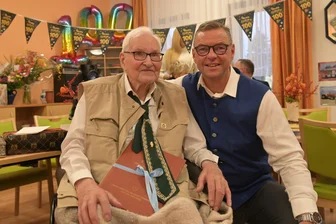 Schneebergs Ehrenbürger feiert 100. Geburtstag - Zu den Gratulanten für Lothar Wetzel (li.) gehörte Bürgermeister Ingo Seifert.