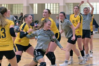 Schneebergs Handballerinnen und ihre Mission Aufholjagd – kann das gelingen? - Zug zum Tor: Schneebergs Lisa Görner steuerte mit 13 Toren die meisten Treffer zum Heimsieg über Rödertal II bei.