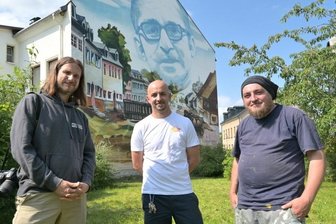 Schneebergs Traditionen leben wieder auf - In Neustädtel ist ein Street-Art-Projekt eingeweiht worden. Gestaltet wurde die Hausfassade von der Europäischen Kunstgemeinschaft. Im Bild Guido Günther aus Chemnitz, Alexander Mehlhorn aus Schneeberg und Markus Esche aus Glauchau (von links).
