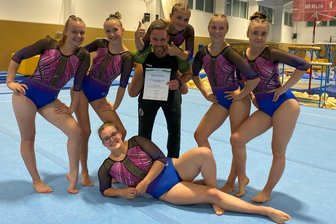 Schneebergs Turnerinnen stecken Rückschlag kurz vor dem Wettkampf cool weg - Sina Schmidt, Susanne Ficker, Trainer Nils Bunge, Josi Skeide und Pauline Mühlmann (v. l.) sowie Leonie Grimm (v.) vom SV Schneeberg bewiesen in Chemnitz viel Teamgeist.