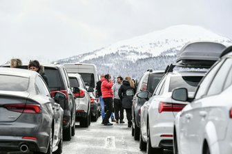 Schneechaos in Norditalien - Brennerautobahn gesperrt - Autos stauen sich auf der A13, der Brennerautobahn, bei Nösslach. Massive Schneefälle haben am Samstag für ein Verkehrschaos am Brenner gesorgt. Die Südtiroler Brennerautobahn musste wegen Lawinengefahr und hängen gebliebener Lastwagen komplett gesperrt werden.