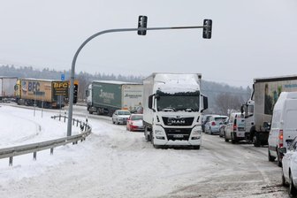Schneefall bremst Verkehr im Landkreis Zwickau aus - Wegen querstehender Lkw war den ganzen Montagvormittag über die Anschlussstelle der A 4 in Hohenstein-Ernstthal in Richtung Dresden kurzzeitig gesperrt. 
