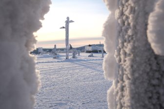 Schneefall, Glätte, Verwehungen: Deutscher Wetterdienst warnt vor schweren Sturmböen auf dem Fichtelberg - Der vereiste Gipfel des Fichtelbergs in der Morgensonne. Der Schneefall hat die Höhenlagen des Erzgebirges in eine Märchenlandschaft verwandelt. Der Wetterdienst warnt jetzt vor schweren Sturmböen auf dem Gipfel.