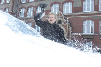 Schneefall: Im Vogtland bleibt das Chaos aus - Wintereinbruch Plauen: Hebamme Erika Malz hat Hausbesuch, doch zuvor muss das Auto vom Schnee befreit werden. 