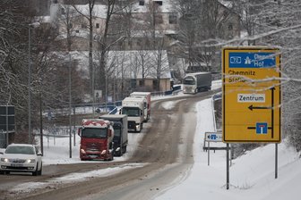 Schneefall sorgt für glatte Straßen im Erzgebirge – Wetterdienst warnt vor weiterer Glätte - In Aue sind am Donnerstag aufgrund der Glätte Lkw liegen geblieben.