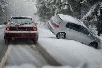 Schneefall sorgt für glatte Straßen - Mehrere Autos landen im Graben -