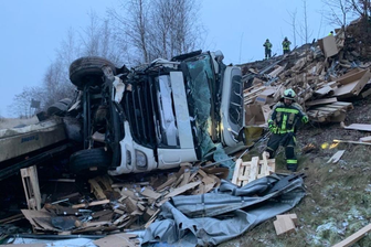 Der Lkw-Fahrer musste ins Krankenhaus gebracht werden.