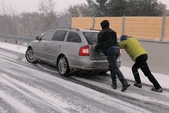 Schneefall sorgt im Erzgebirge für Behinderungen - Rund um den Fichtelberg kam es zu Verkehrsbehinderungen. Autos blieben liegen.