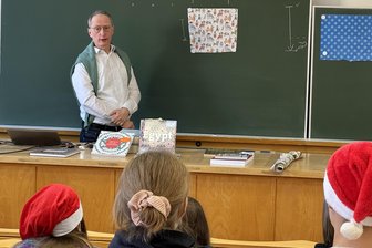 Schneeflocken, Domgewölbe, Geschenkpapier: Eine Weihnachtsgeschichte in 17 Mustern - Prof. Gerhard Heide verschönert in der Weihnachtsvorlesung der Bergakademie in Freiberg die Magnettafel mit Geschenkpapier.